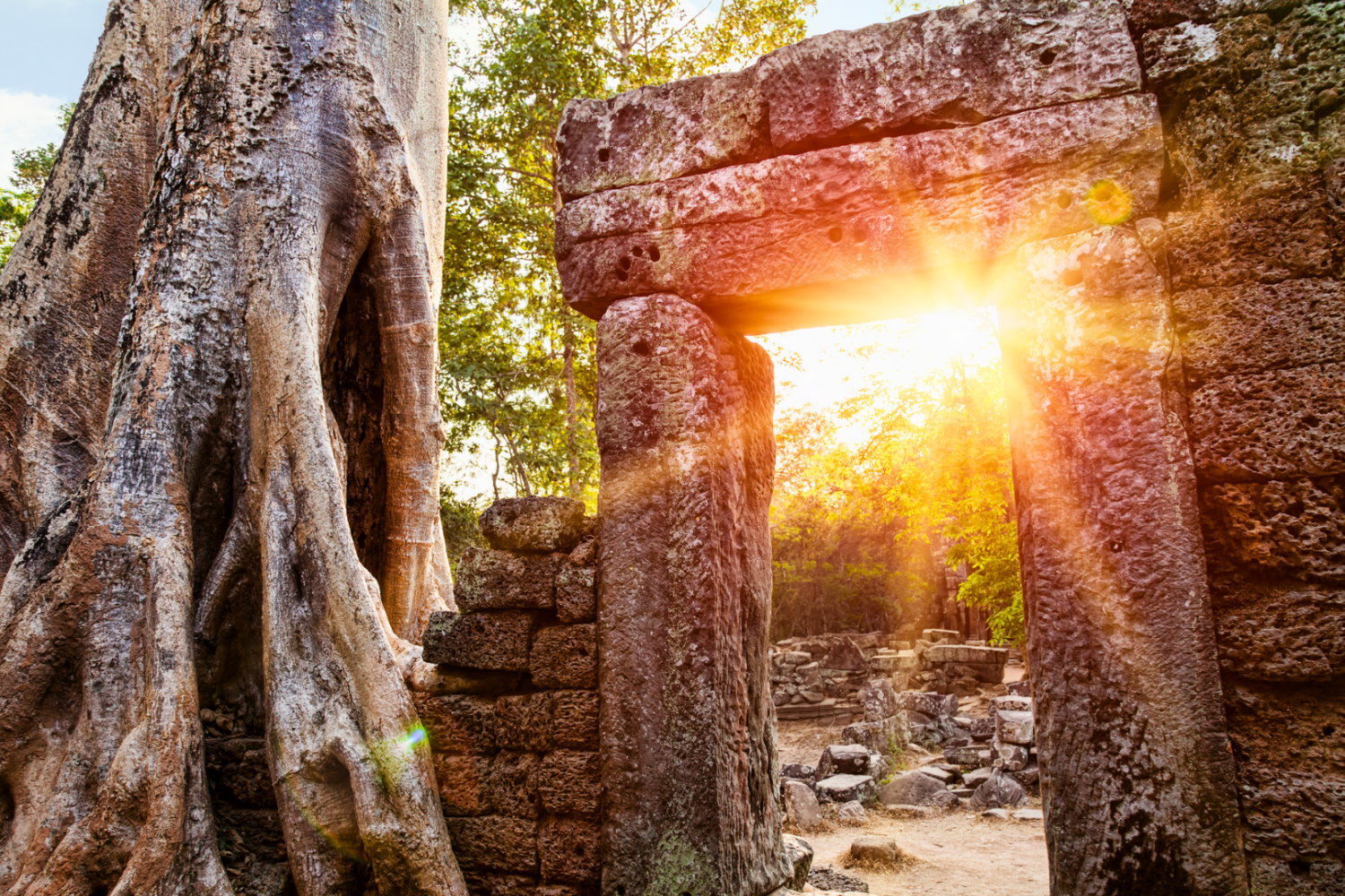 foto del tramonto attraverso la porta delle rovine di un tempio